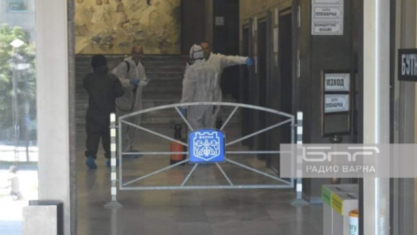 Очаква се днес да бъде възстановена работата на общинската администрация във Варна