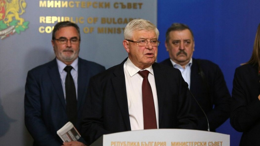 От утре носенето на маски в закрити помещения отново ще бъде задължително