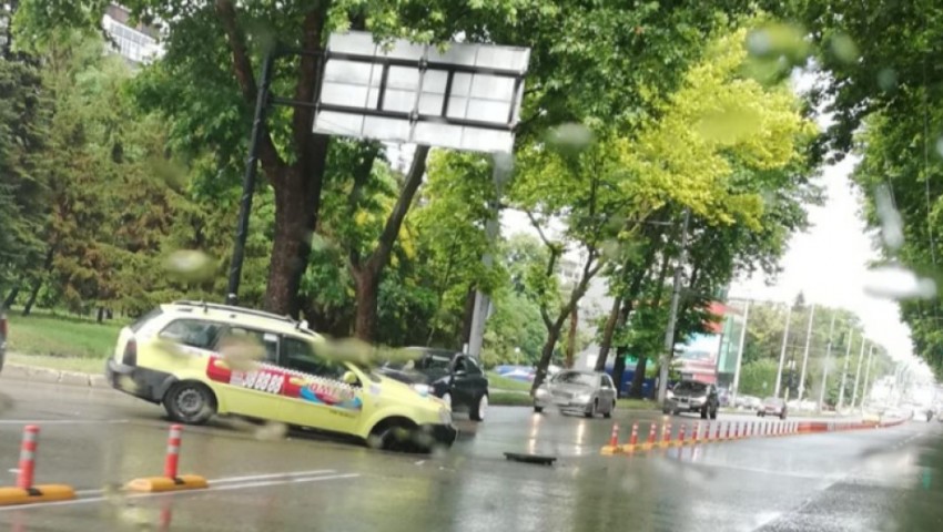 Дъждът във Варна изби капаците на много улични шахти