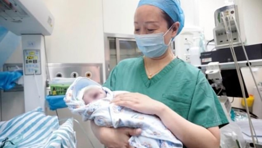 Китайка роди близнаци с 10 години разлика