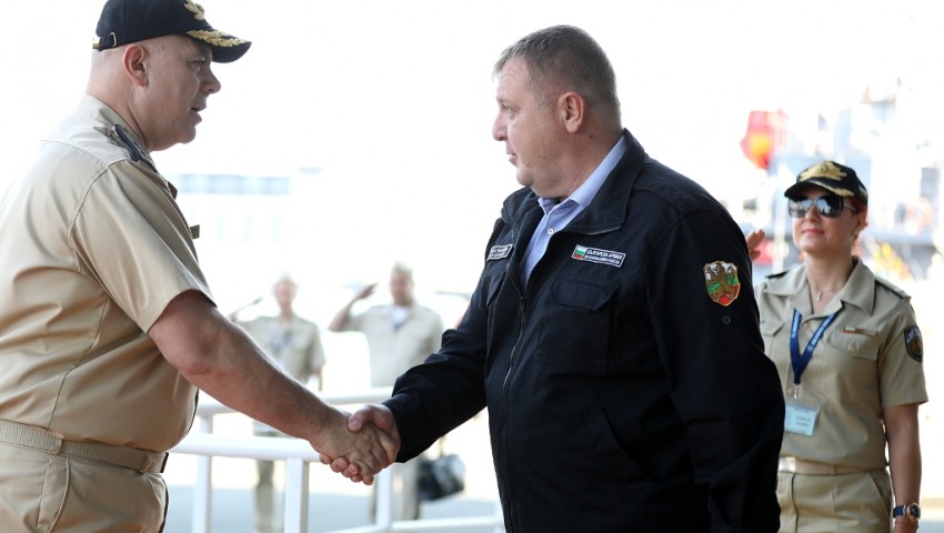 Военният министър Каракачанов в Бургас: Няма да мине само с персонални промени