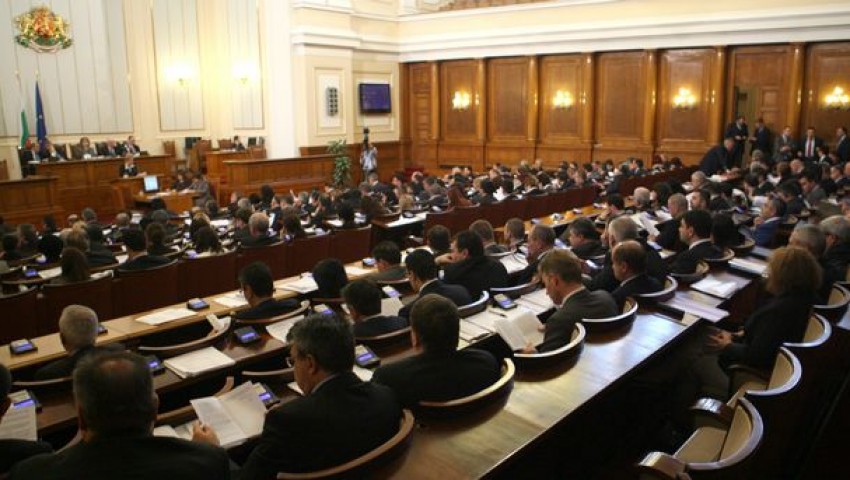 Парламентът прие на първо четене общинските съвети да могат да заседават онлайн