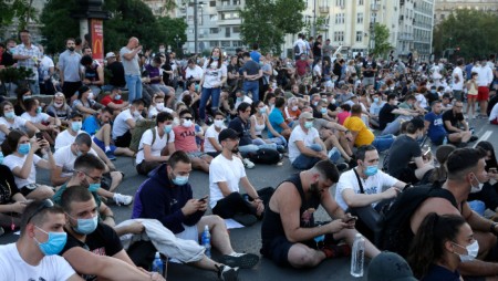Протестиращите в Белград нахлуха в сръбския парламент