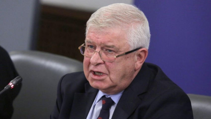 Здравният министър Кирил Ананиев: Връщаме част от ограничителните мерки при над 200 заразени на ден