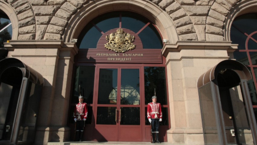 Служител на президентството с положителна проба за Covid-19