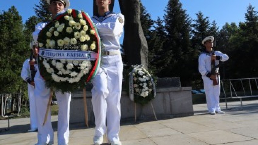 С венци и цветя почетоха паметта на Никола Вапцаров
