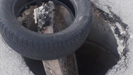 Пропаднал капак на шахта в една от централните улици във Вълчи дол предизвика остри полемики