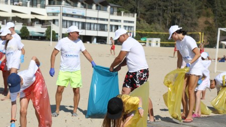Плеяда спортни звезди почистиха морето и плажната ивица край Камчия