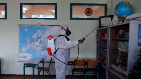 Ученици не допускат учители в учебни заведения в Гърция