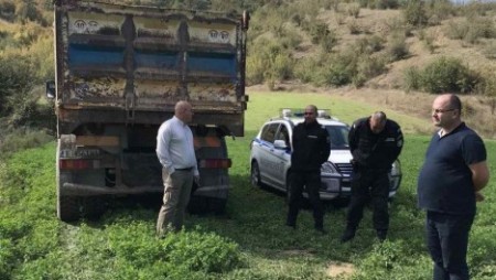 Разкриха незаконен добив на инертни материали от река Струма