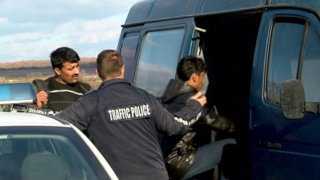 Задържаха шофьор на камион с 11 нелегални мигранти край Сливница