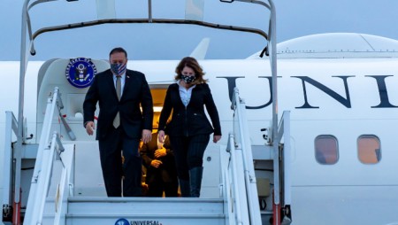 Последната дипломатическа совалка на Помпейо започна в Париж