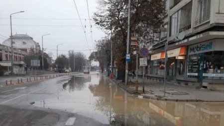 Булевард във Варна се превърна в кална река