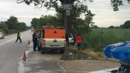 Две жени загинаха, след като колата им се заби в дърво край Самоков