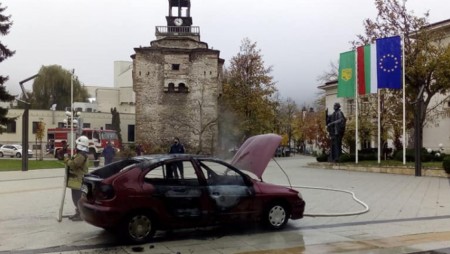 Мъж подпали автомобила си пред Общината във Враца