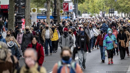 Затягат мерки в почти цяла Европа, надигат се протести