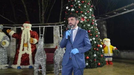 Грейнаха светлините на Коледната елха в Девня