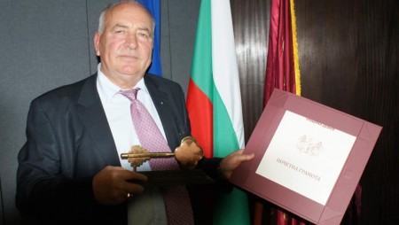 Кметът на Девня Свилен Шитов поздрави Иван Бочуков – дългогодишен изп. директор на „Солвей соди“ по случай рождения му ден