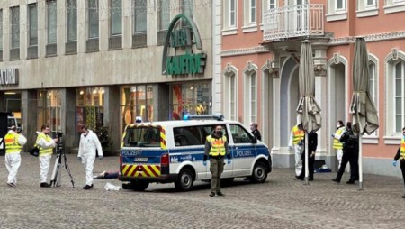 Двама убити от врязала се в пешеходна зона кола в Трир