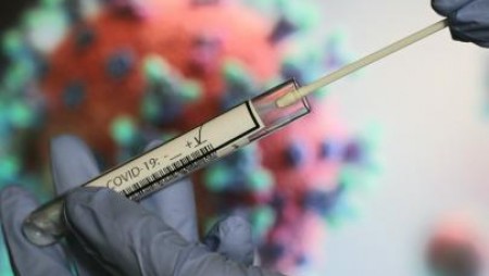 Разкриха схема за издаване на фалшиви отрицателни PCR тестове