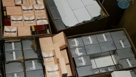 Митничари задържаха в Русе 351 парфюма в кашони за банани