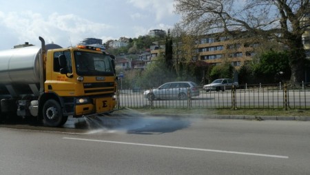 Във Варна продължава миенето и дезинфекцията на улици и булеварди