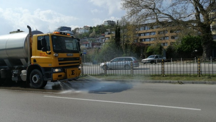 Във Варна продължава миенето и дезинфекцията на улици и булеварди