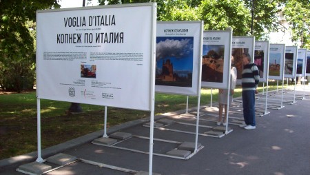 Фотоизложба за красотите на Италия показват в Морската градина