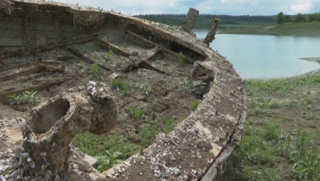 Останките на кораба „Тангра“, потънал преди години, се появиха на брега на язовир „Тича“