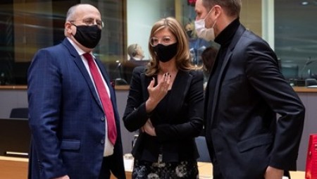 Министър Захариева: Искането за освобождаване на Навални не е намеса от страна на ЕС