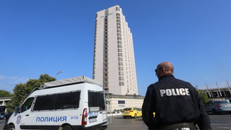 Ново нарушение: Спипаха празнуващи в хотелски ресторант в София