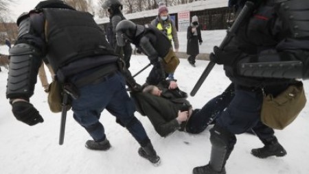Арестуваха над 3000 демонстранти в Русия, които подкрепят Навални