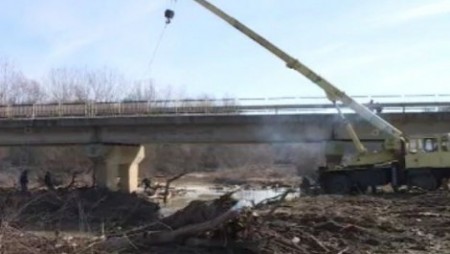 Наноси затлачиха река Камчия, заплашват движението по пътищата