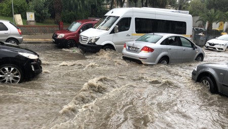 Бедствие в Турция: Реки преляха, жилища и пътища са под вода