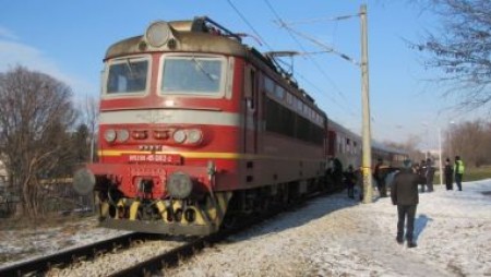 Полетяха камъни към движещ се влак, пострадаха пътници