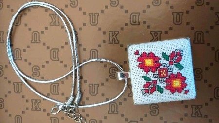 Учителка от Девня прави бижута с български шевици