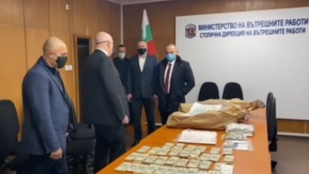 Откриха фалшиви 4 млн.долара и 3,6 млн.евро, печатани в университет у нас