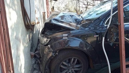 В центъра на Русе джип връхлетя в двора на къща и се заби в стената ѝ. Няма пострадали