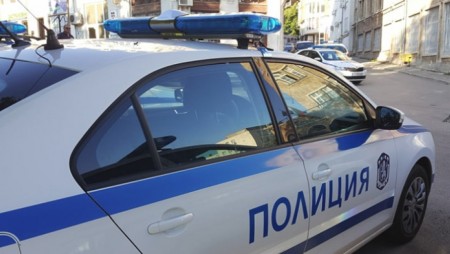 Трима българи, чех и черногорец са задържани за финансови измами