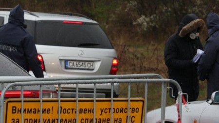 Операция на няколко служби на различни места в София