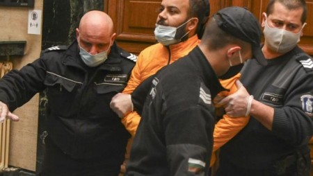 Индиецът от самолета полудя и в съда