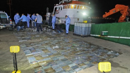 Трима български моряци са арестувани край Южна Африка за наркотрафик