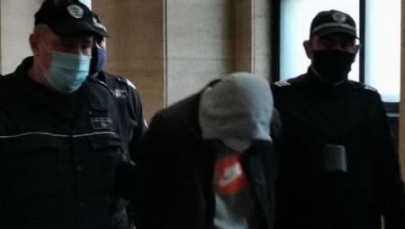 В ареста остават трима от обвинените в шпионаж за Русия, решават за останалите