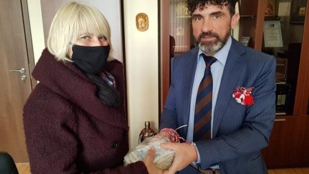 Кметът на Девня предаде събраната сума за лечението на 22-годишния Александър