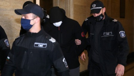Съдът поиска „задържане под стража“ за жител на Девня, който нападна и ограби 64-годишен мъж