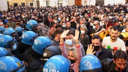 Ограничителните мерки отново изкараха италианците на протести