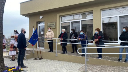 Откриха обновената сгруда на кметството, здравната служба и пощата в село Дъбравино