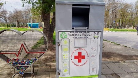 В Девня поставиха метален контейнер за събиране на стари дрехи и обувки