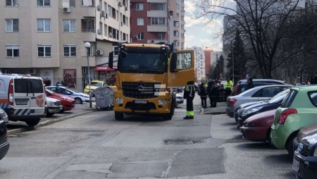 Камион за събиране на смет блъсна жена с дете в столичния квартал 