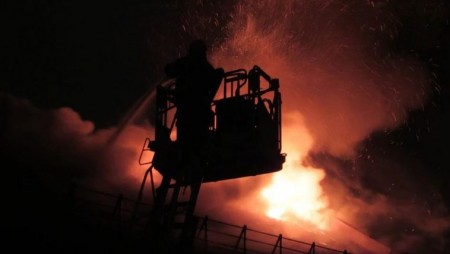 Пожар изпепели заведение и няколко апартамента тази сутрин в Стара Загора. Версията е за умишлен палеж
